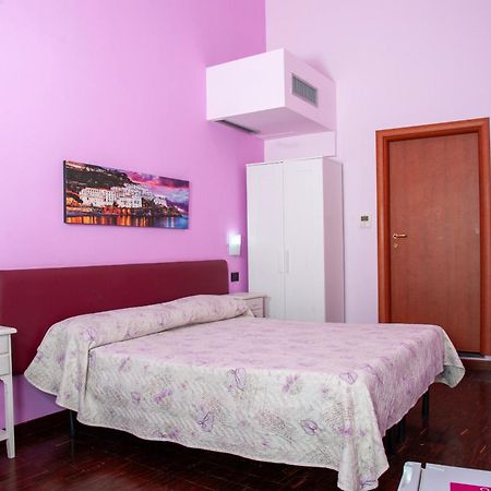 Palazzo Carafa Della Spina Room And Apartment Napoli Bagian luar foto