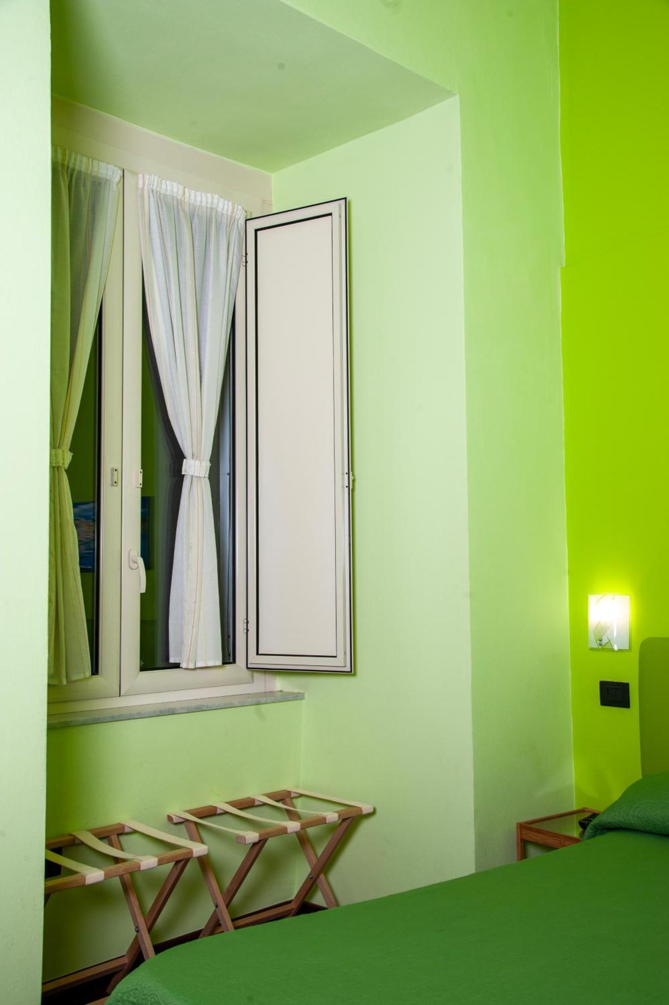 Palazzo Carafa Della Spina Room And Apartment Napoli Bagian luar foto