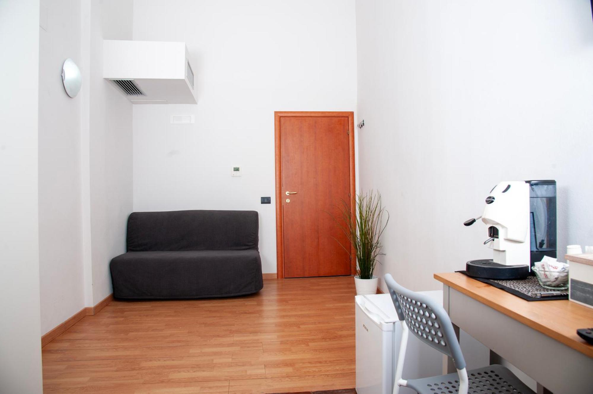 Palazzo Carafa Della Spina Room And Apartment Napoli Bagian luar foto