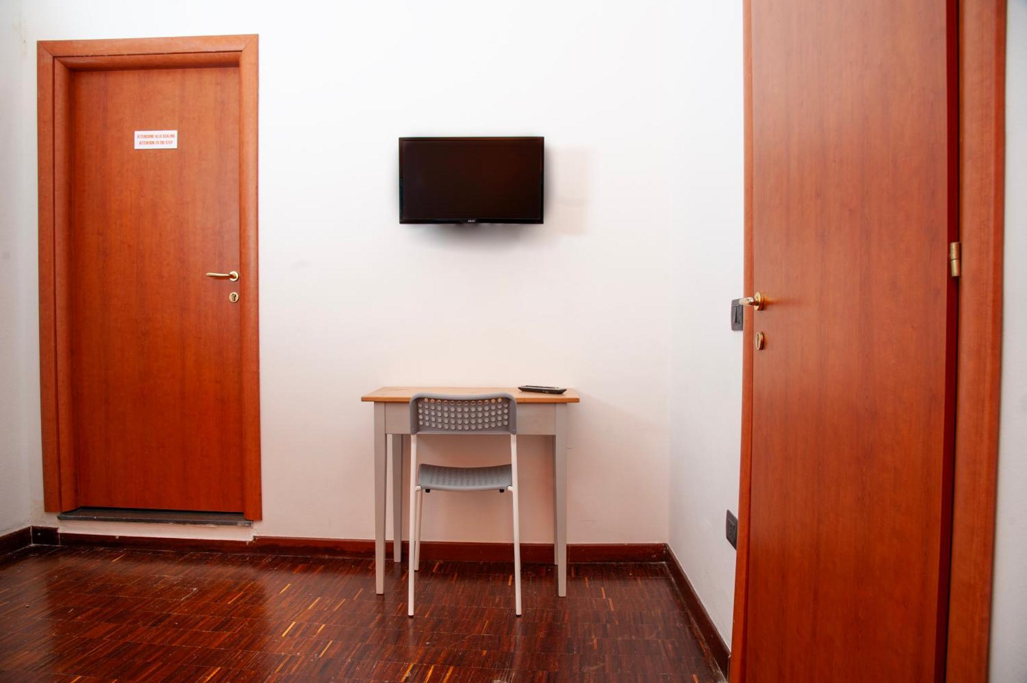 Palazzo Carafa Della Spina Room And Apartment Napoli Bagian luar foto