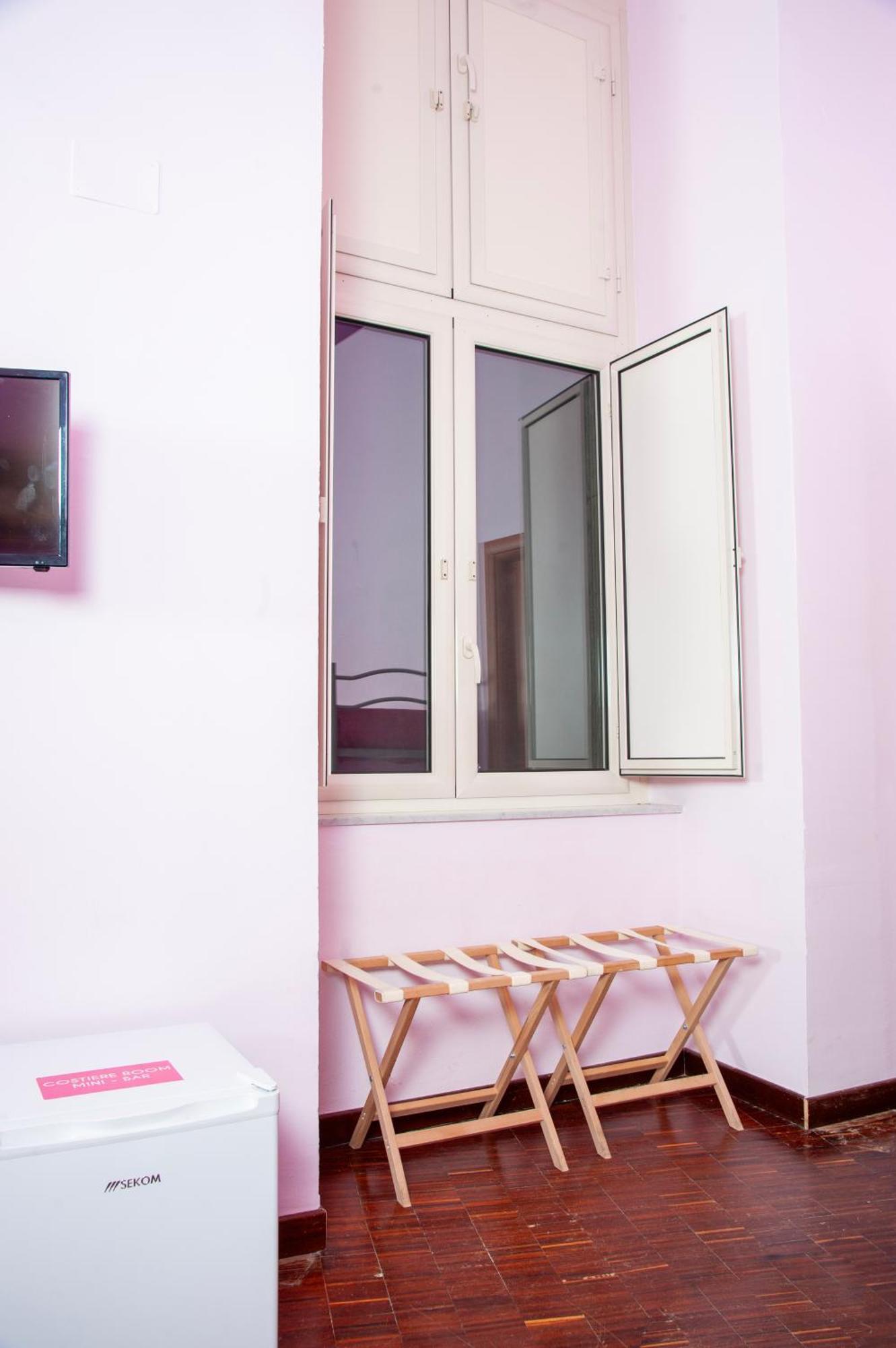 Palazzo Carafa Della Spina Room And Apartment Napoli Bagian luar foto