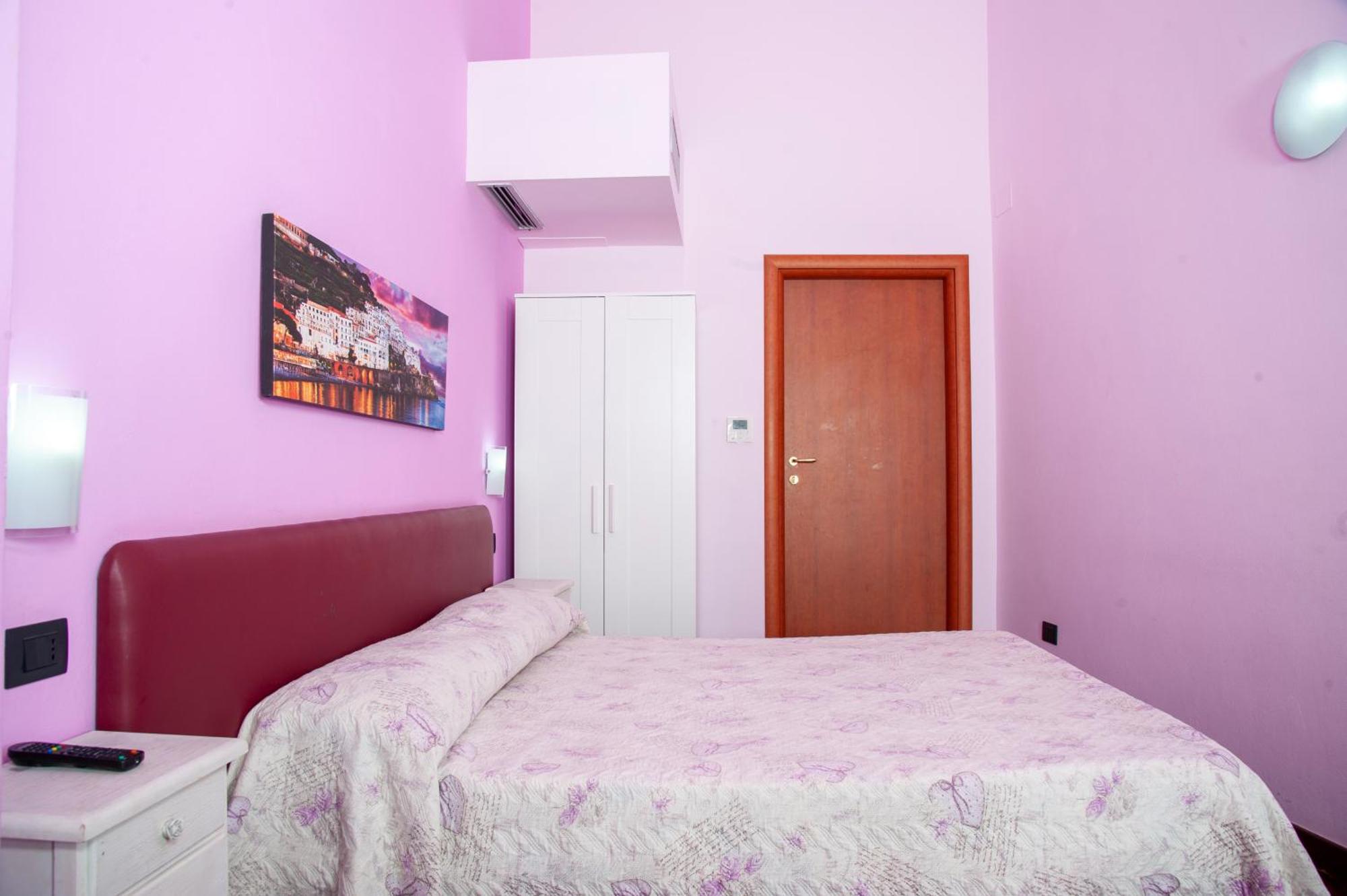 Palazzo Carafa Della Spina Room And Apartment Napoli Bagian luar foto