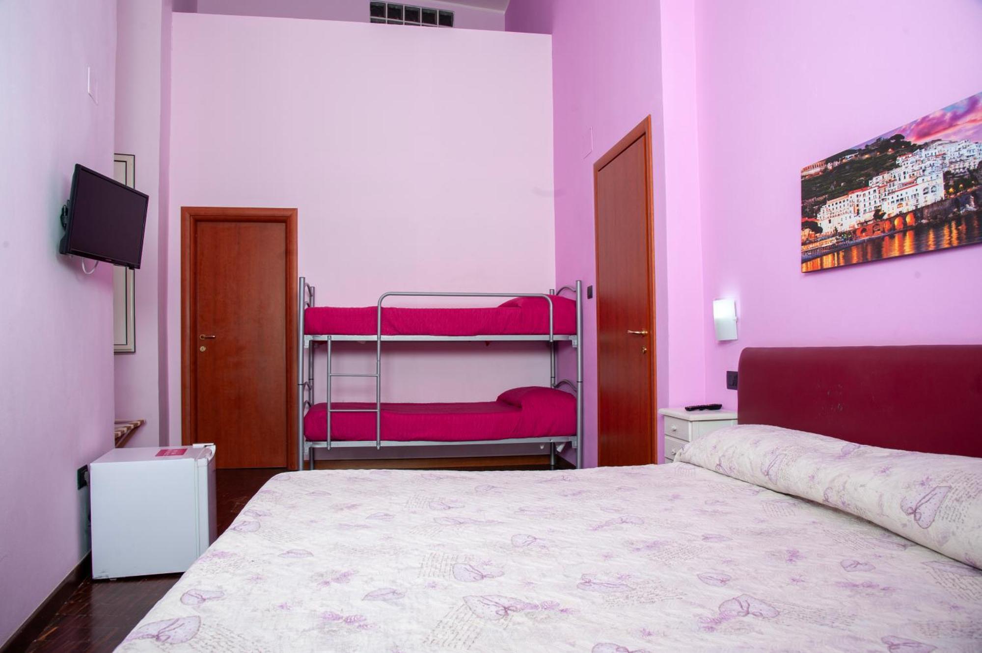 Palazzo Carafa Della Spina Room And Apartment Napoli Bagian luar foto