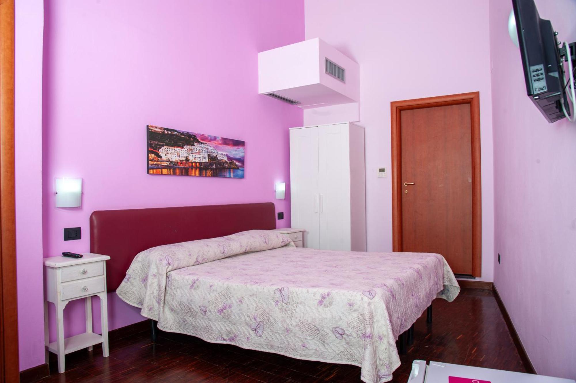 Palazzo Carafa Della Spina Room And Apartment Napoli Bagian luar foto