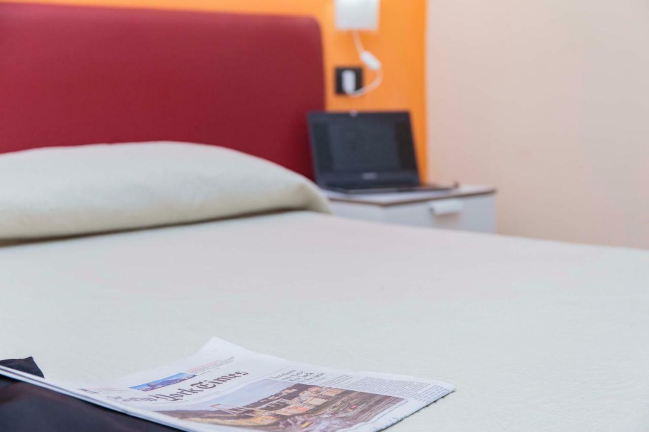 Palazzo Carafa Della Spina Room And Apartment Napoli Bagian luar foto