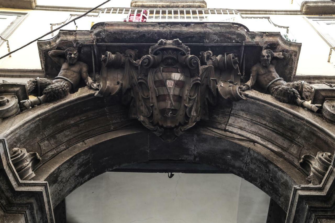 Palazzo Carafa Della Spina Room And Apartment Napoli Bagian luar foto