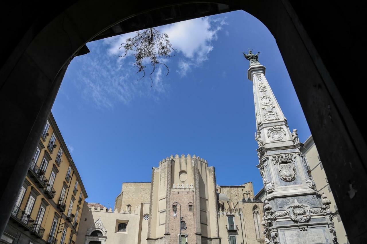 Palazzo Carafa Della Spina Room And Apartment Napoli Bagian luar foto