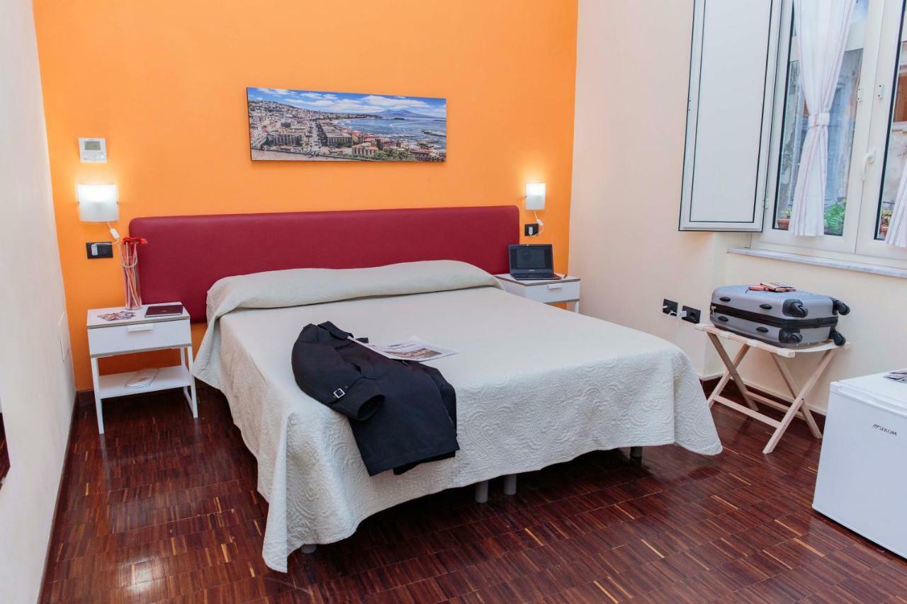 Palazzo Carafa Della Spina Room And Apartment Napoli Bagian luar foto