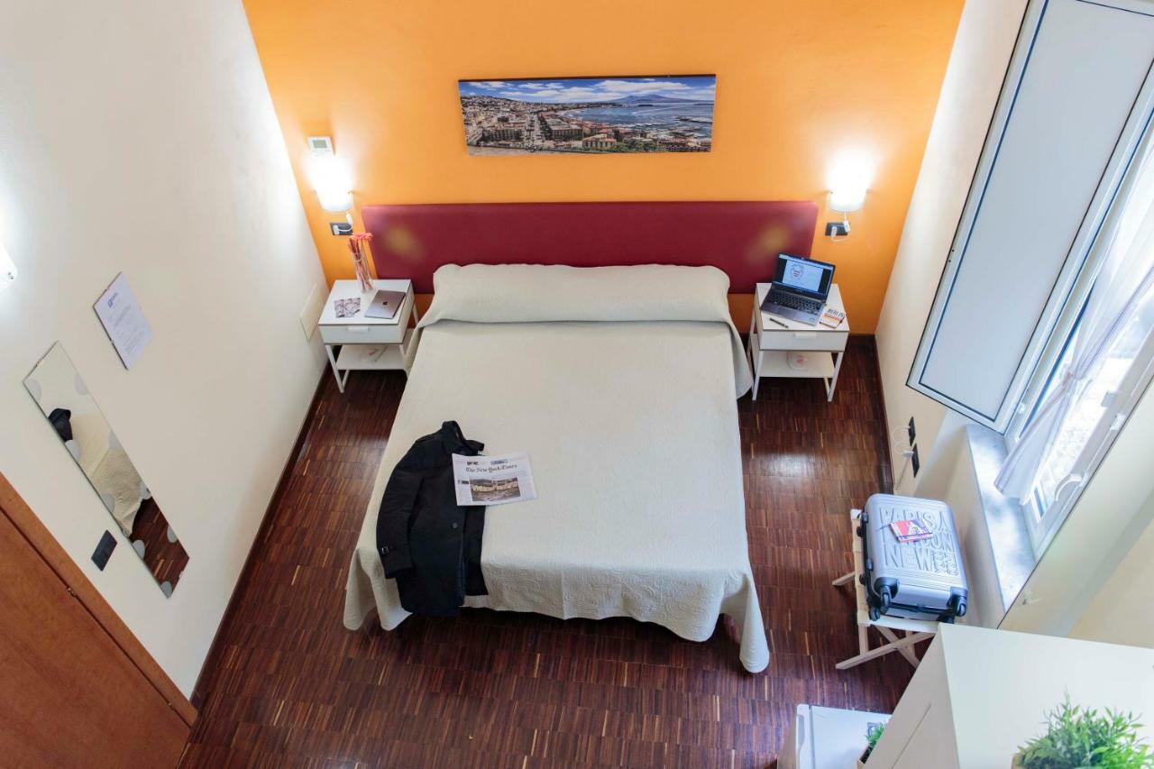 Palazzo Carafa Della Spina Room And Apartment Napoli Bagian luar foto