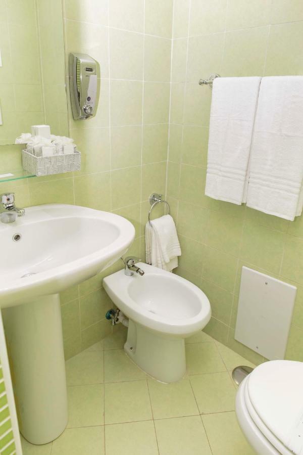 Palazzo Carafa Della Spina Room And Apartment Napoli Bagian luar foto
