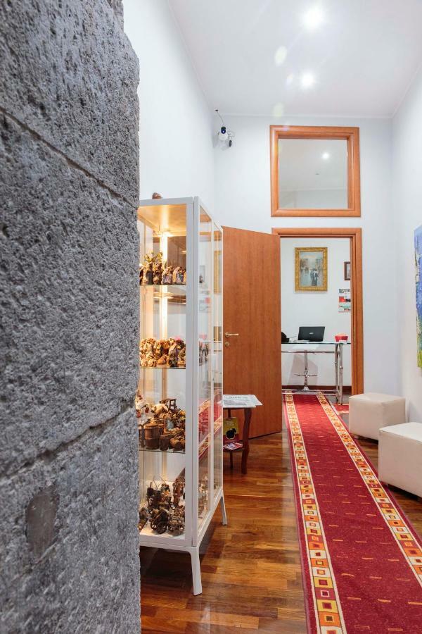 Palazzo Carafa Della Spina Room And Apartment Napoli Bagian luar foto