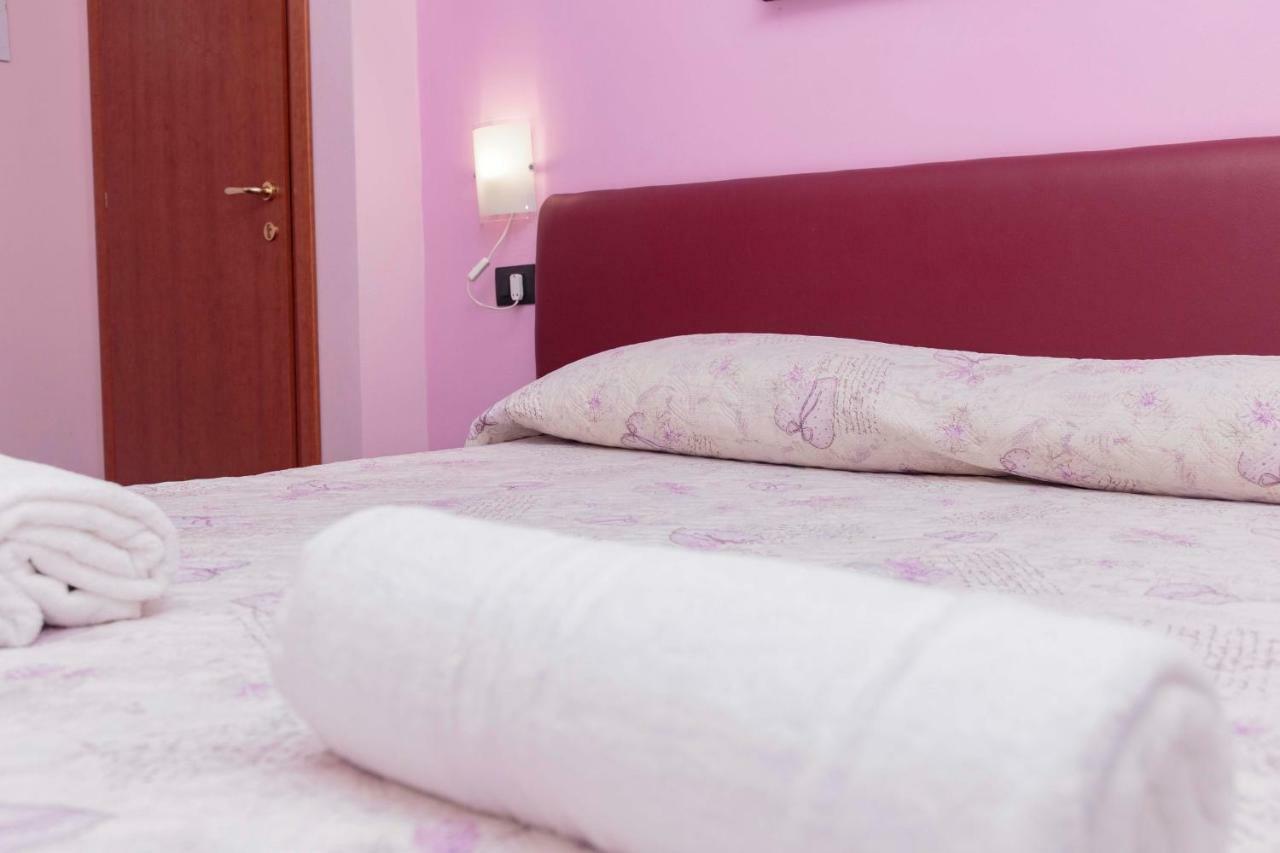 Palazzo Carafa Della Spina Room And Apartment Napoli Bagian luar foto