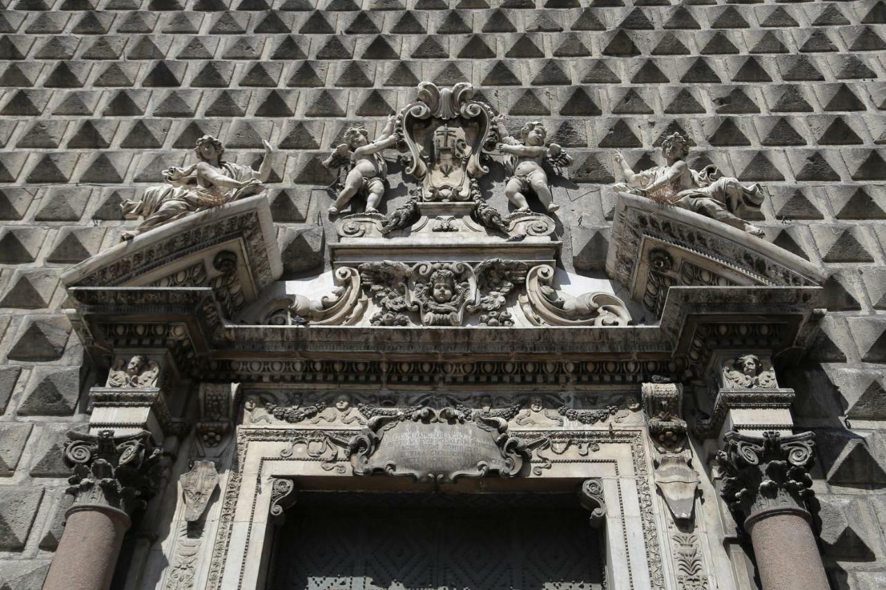 Palazzo Carafa Della Spina Room And Apartment Napoli Bagian luar foto