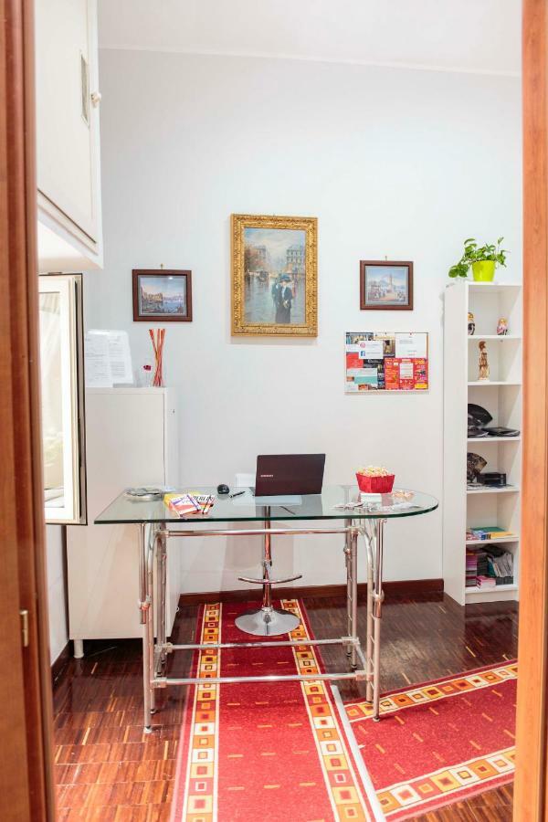 Palazzo Carafa Della Spina Room And Apartment Napoli Bagian luar foto